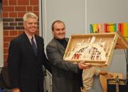 Bürgermeister Thomas Probst überreicht dem Generalkonsul Mark D. Scheland einen Schwibbogen als Andenken.